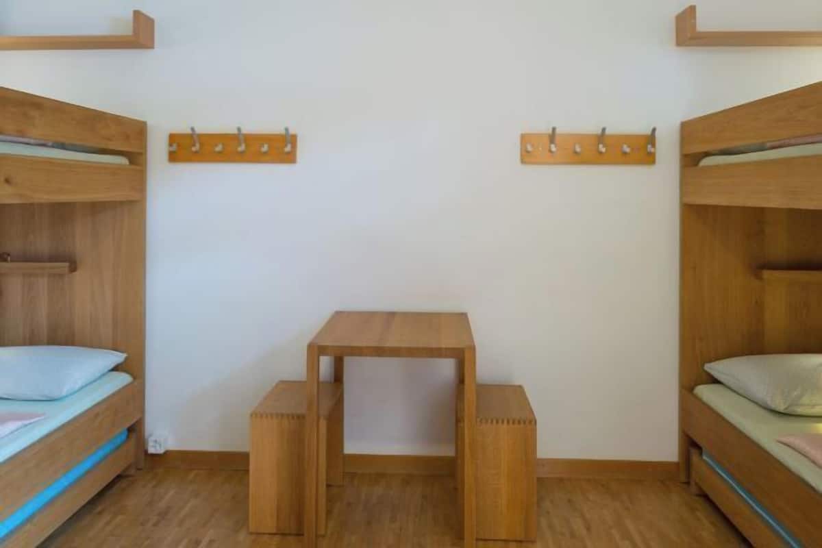 Zimmersafe, Schreibtisch, Bettwäsche