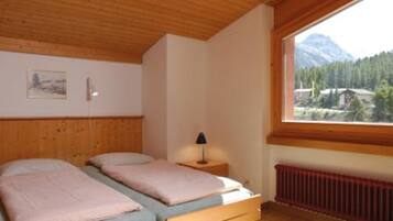 Chambre avec lits jumeaux, salle de bains commune