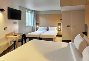 Chambre quadruple | Bureau, système d’insonorisation, accès au Wi-Fi (inclus)
