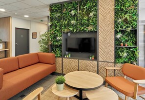 Lobby sitting area - B&B HOTEL Paris Est Bobigny (Bobigny)