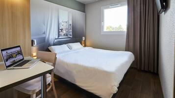 Luxe beddengoed, een bureau, verduisterende gordijnen