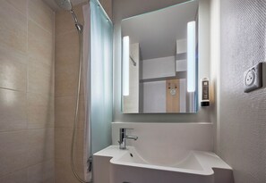 Shower - B&B HOTEL Honfleur (La Riviere-Saint-Sauveur)