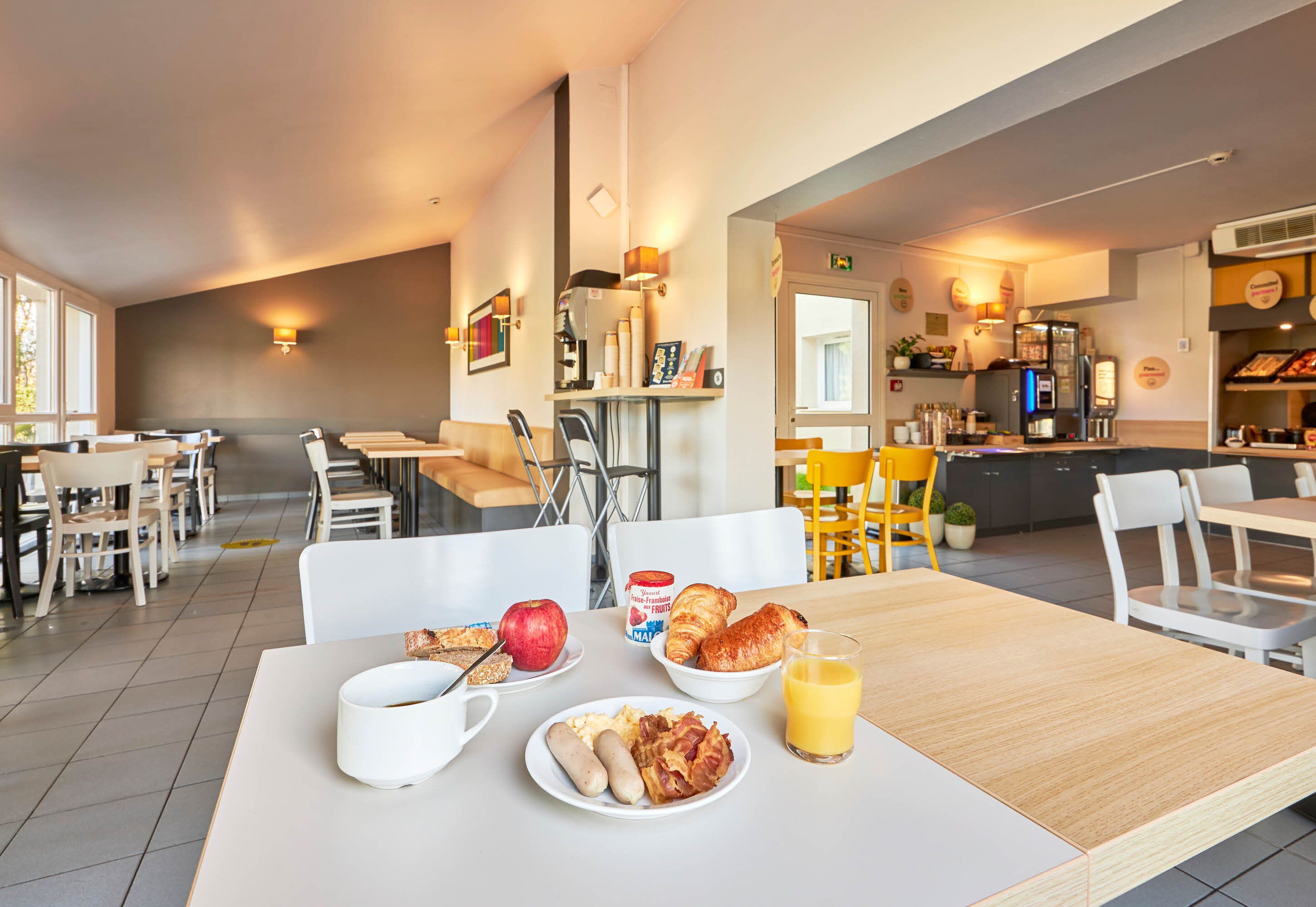 daily buffet breakfast for a fee