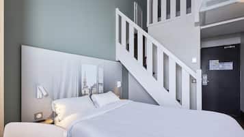 Camera quadrupla, non fumatori | Biancheria da letto di alta qualità, una scrivania, tende oscuranti