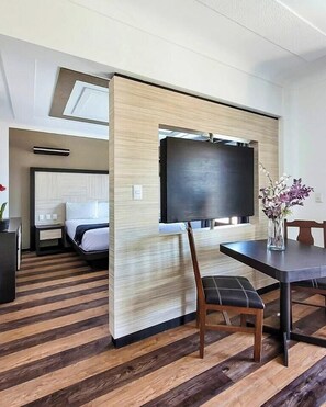 Desk, laptop workspace, free WiFi, bed sheets - Hotel Paseo de la Presa (Guanajuato)