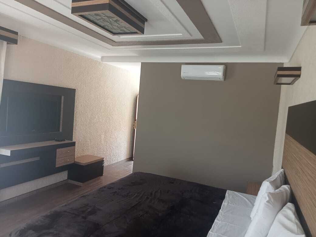 Escritorio, espacio para trabajar con laptop y wifi gratis 