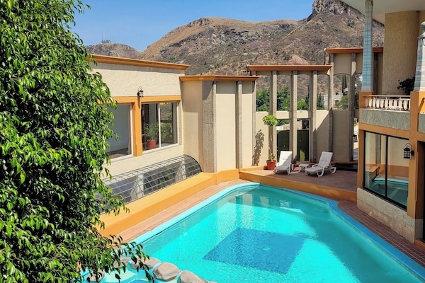 Piscina a l'aire lliure (horari: 09:00-20:00), para-sols i gandules