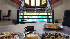 บริการอาหารเช้าและอาหารกลางวัน