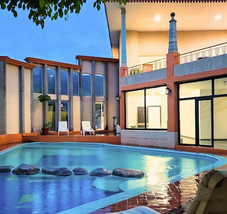 Outdoor pool, open 9:00 AM to 8:00 PM, pool umbrellas, pool loungers. Hotel Paseo de la Presa