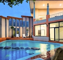 Piscina externa, funciona das 9h às 20h, guarda-sóis, espreguiçadeiras