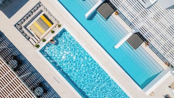 Piscina externa sazonal, guarda-sóis, espreguiçadeiras