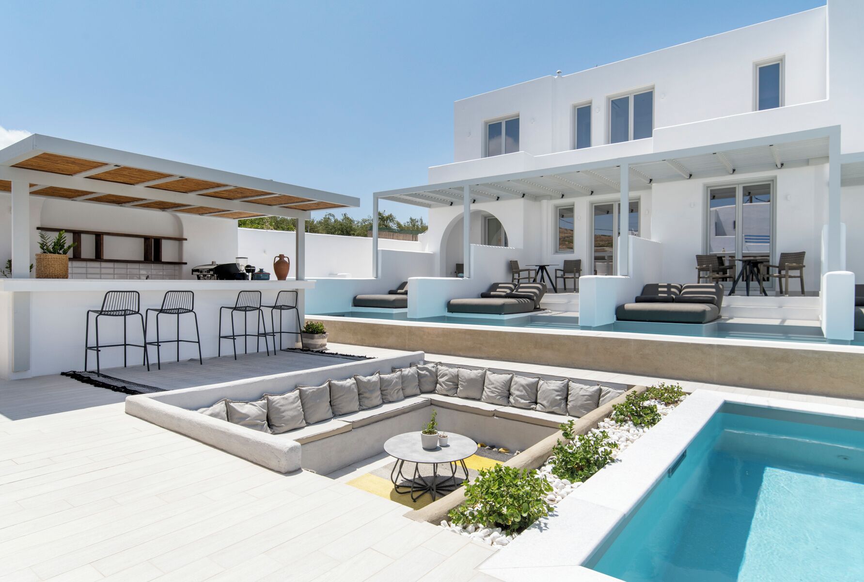 季節性室外游泳池，提供泳池遮陽傘和日光浴躺椅