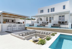 Seasonal outdoor pool, pool umbrellas, sun loungers - Quartano Suites by Heliessa (Paros)