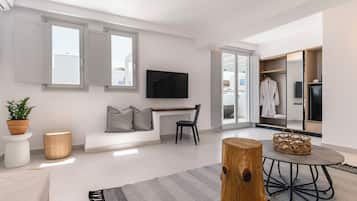 Suite Supérieure, piscine privée | Minibar, ameublement personnalisé, chambres insonorisées, Wi-Fi gratuit