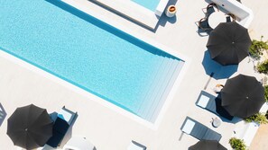 Piscina externa sazonal, guarda-sóis, espreguiçadeiras
