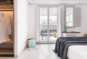 Suíte júnior, piscina particular | Frigobar, individualmente mobiliados, quartos à prova de som
