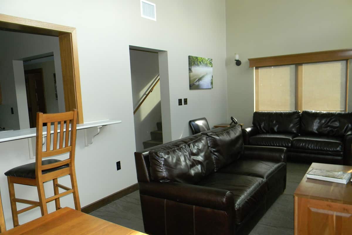 Duplex, 3 Bedrooms, 2 Bathrooms | Desk, iron/ironing board, free WiFi, bed sheets