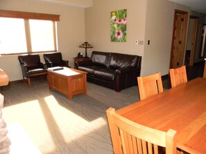 Suite, 2 soverom | Oppholdsområde | Flatskjerm-TV og peis