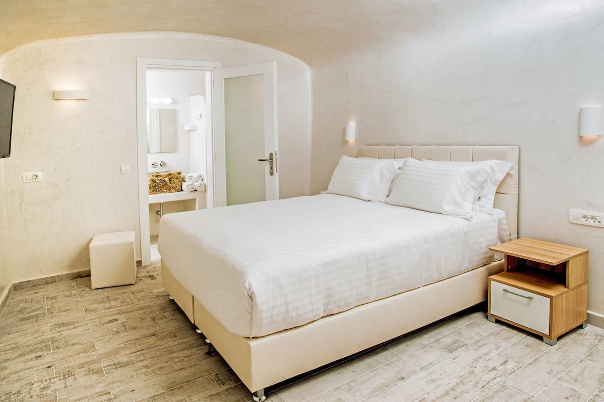 Apartment, 1 Bedroom (SPILIES R) | 1 bedroom, premium bedding, in-room safe, desk