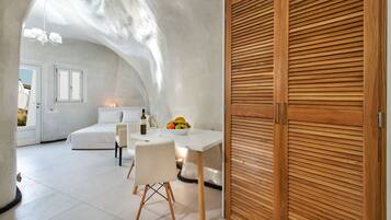 Ropa de cama de alta calidad y caja de seguridad en la habitación