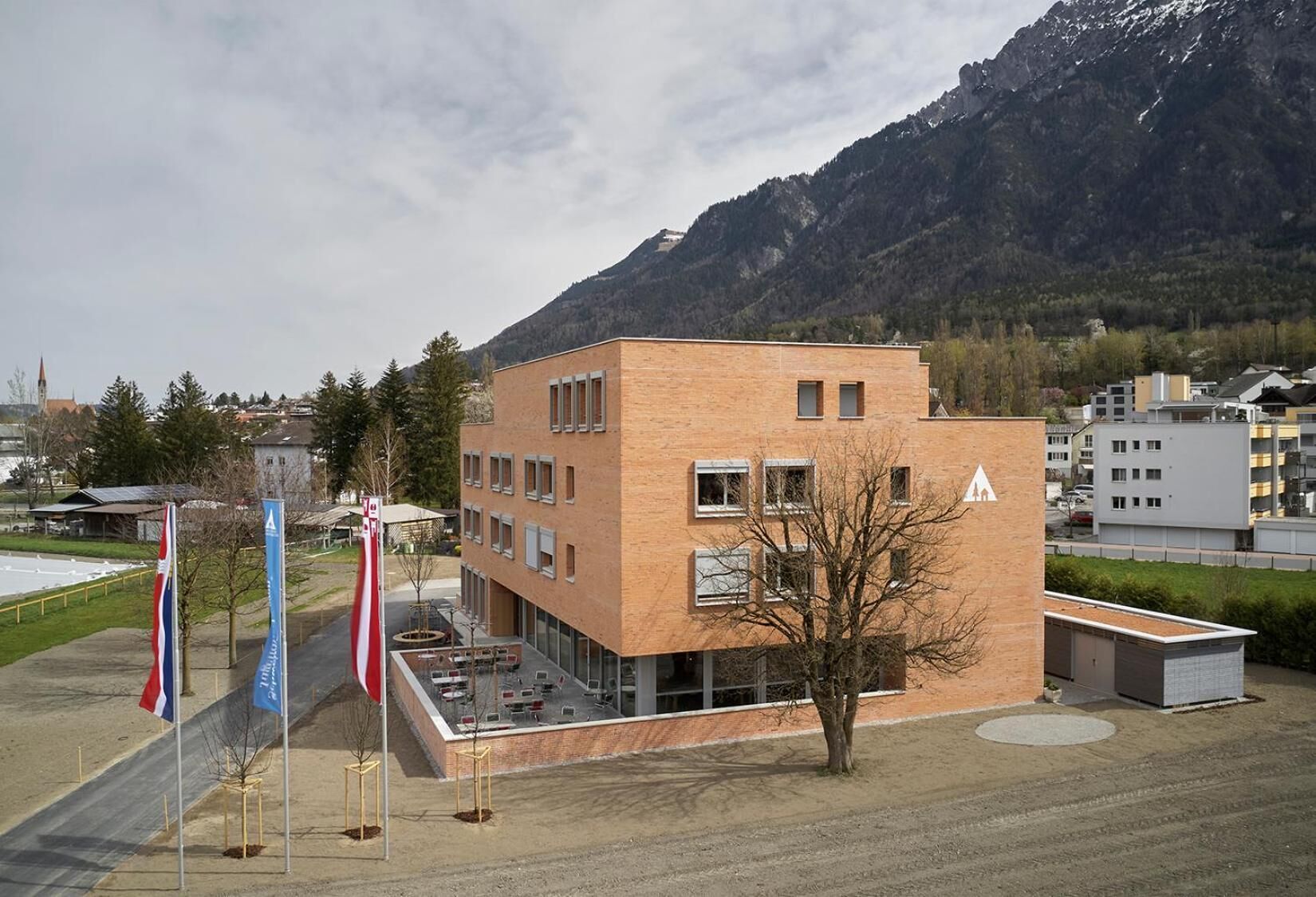 Ein modernes Gebäude mit Flachdach und kleinem Innenhof.
