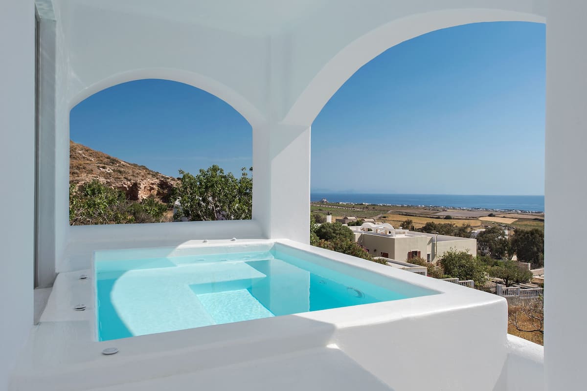 Una piscina moderna al aire libre con vistas despejadas al mar y al paisaje circundante.