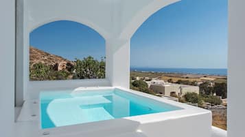 Three-Bedroom Villa outdoor Tub | Ăquipements de la chambre