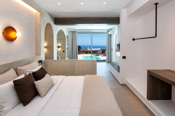 Villa S outdoor plunge pool | Hochwertige Bettwaren, Zimmersafe, Schreibtisch, schallisolierte Zimmer