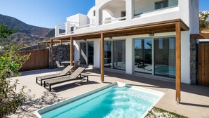 Eine moderne Villa mit Pool, Außenbereich und Bergblick.