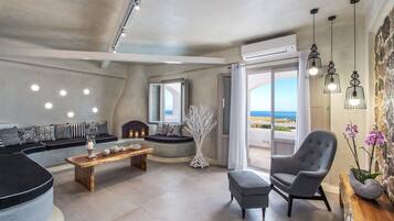 Three-Bedroom Villa outdoor Tub | Living area