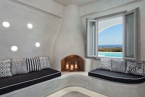 Three-Bedroom Villa outdoor Tub | Wohnbereich | Flachbildfernseher