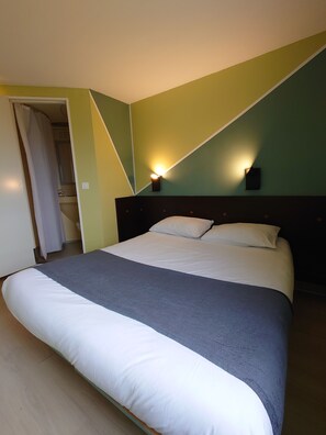 Individually decorated, individually furnished, cribs/infant beds - Fasthôtel Angers Ouest (Beaucouze)