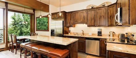Refrigerador con freezer, horno, placa de cocina, lavavajillas