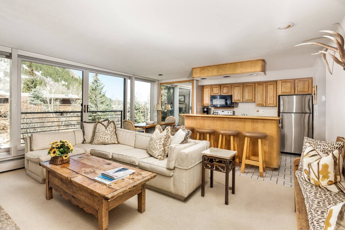 Standard Condo, 3 Bedrooms, Fireplace, Hill View (B202) | Living area | Flat-screen TV