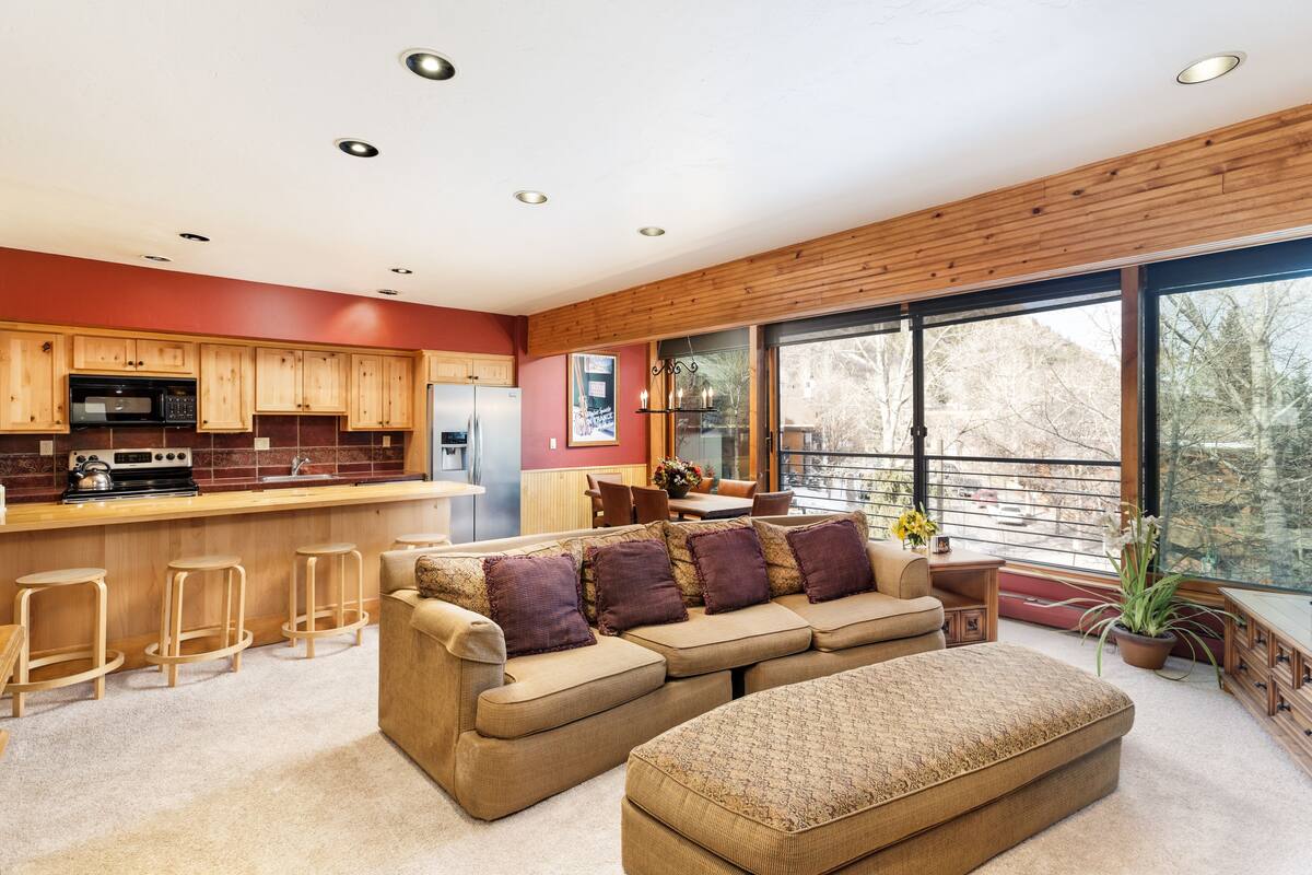 Deluxe Condo, 3 Bedrooms, Fireplace (D3) | Living area | Flat-screen TV