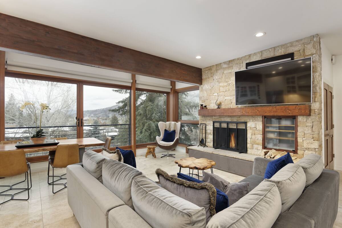 Deluxe Condo, 4 Bedrooms, Jetted Tub, Hill View (D5) | Living area | Flat-screen TV