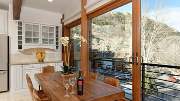 Deluxe Condo, 4 Bedrooms, Jetted Tub, Hill View (D5) | In-room dining