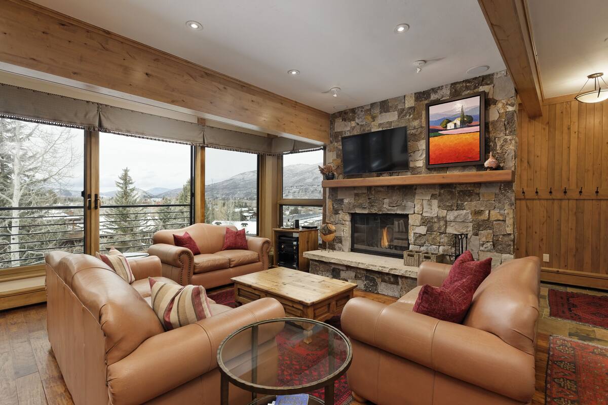 Deluxe Condo, 2 Bedrooms, Fireplace, Hill View (C5) | Living area | Flat-screen TV