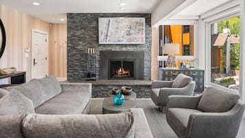 Luxury-Apartment, 3 Schlafzimmer, Kamin, Hügelblick (C2) | Wohnbereich | Flachbildfernseher