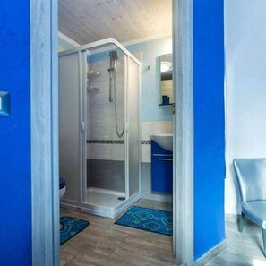 Shower, free toiletries, hair dryer, bidet - B&B Fontevecchia (Castelsardo)