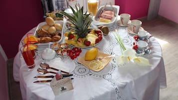 Free daily cooked-to-order breakfast