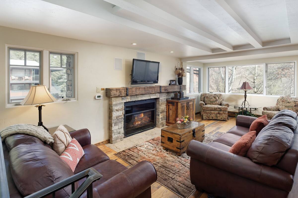 Deluxe Condo, 3 Bedrooms, Fireplace, Hill View (8) | View from room