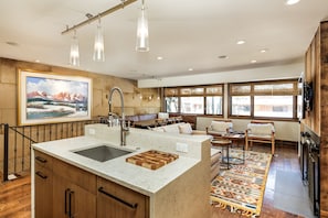 Apartamento de lujo, 3 habitaciones, chimenea, vistas a la colina (6) | Cocina privada | Cafetera o tetera y tostadora