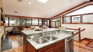 Luxury Condo, 3 Bedrooms, Jetted Tub (5) | Private kitchen