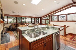 Condo de lujo, 3 habitaciones, hidromasaje (5) | Cocina privada | Cafetera y tetera y tostadora