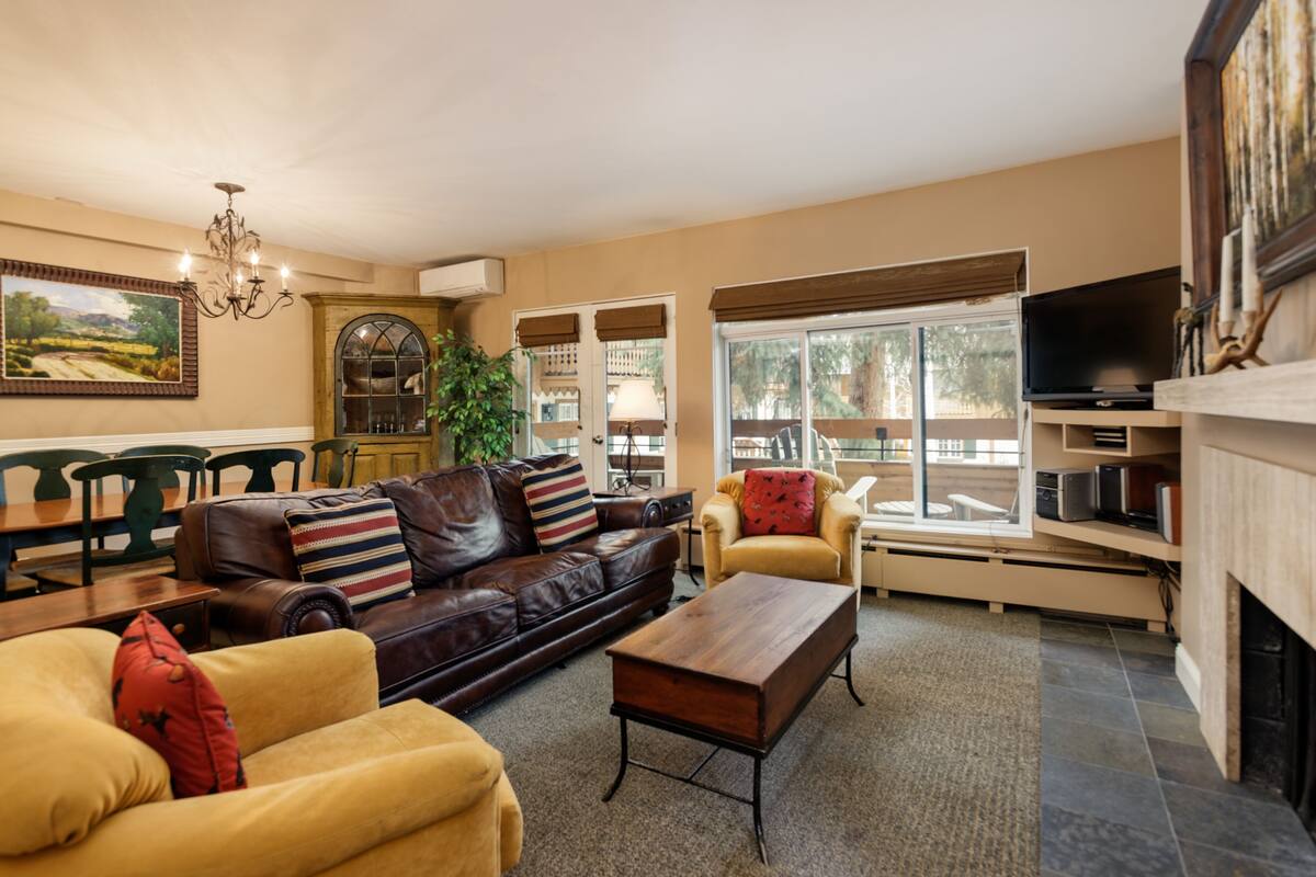 Deluxe Condo, 2 Bedrooms, Fireplace, Mountain View (180) | Living area | 42-inch flat-screen TV with cable channels