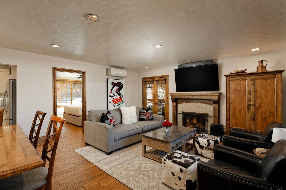 Deluxe Condo, 3 Bedrooms (310) | Living area | 42-inch flat-screen TV with cable channels