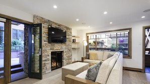 Deluxe Condo, 3 Bedrooms (210) | Living area