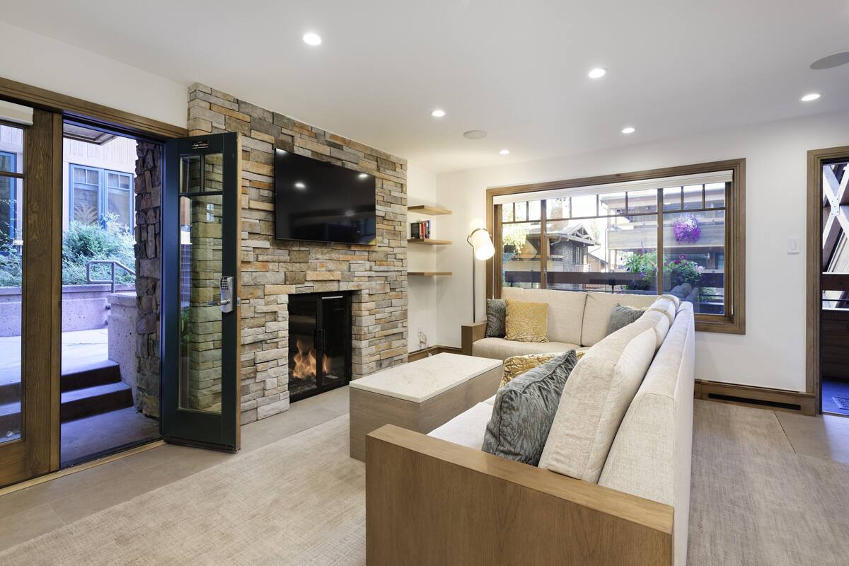 Deluxe Condo, 3 Bedrooms (210) | Living area | 42-inch flat-screen TV with cable channels