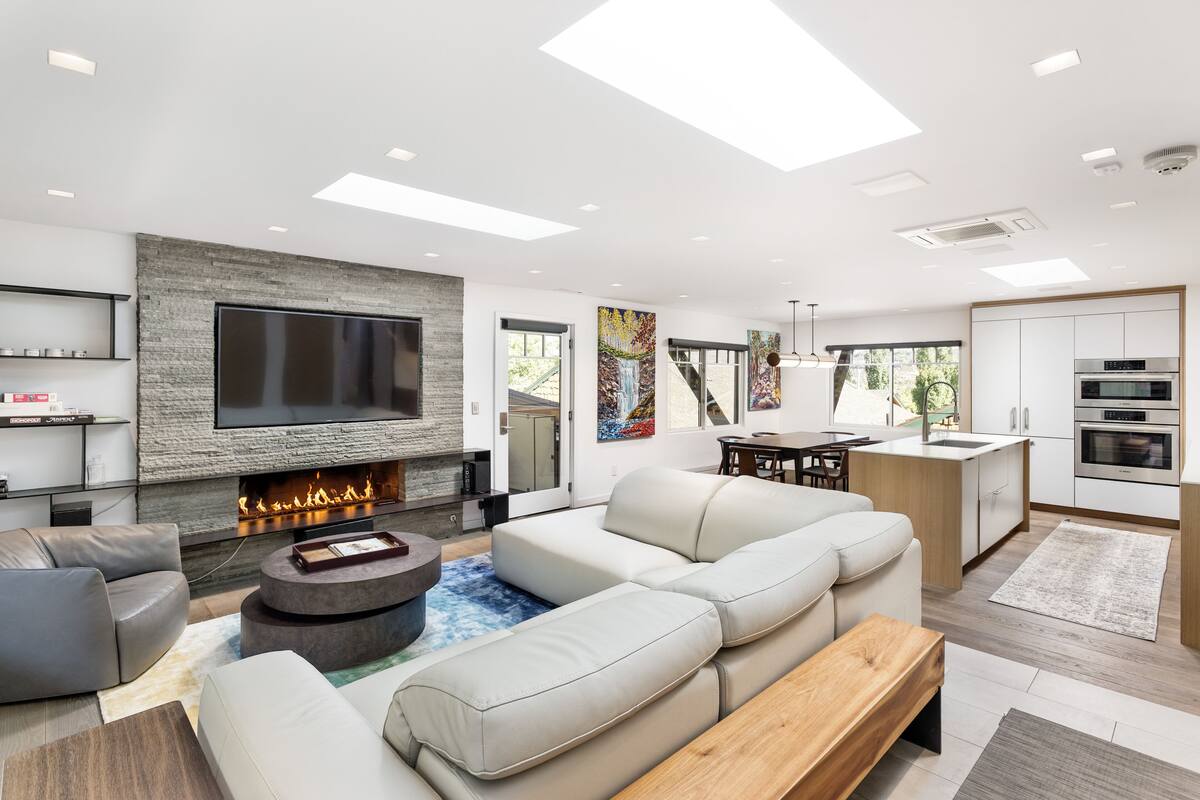 Luxury Condo, 2 Bedrooms, Fireplace, Mountain View (390) | Living area | 42-inch flat-screen TV with cable channels